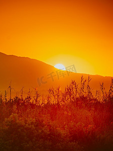 风景日落或日出太阳升起在山上。山上的日出