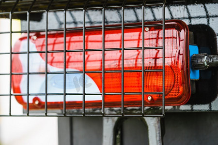 关闭警告停止红色信号后面的保护金属格栅在大型车辆。金属格栅后的红色警告信号