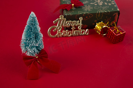 圣诞节字母牌平安夜红底图纯色蝴蝶结金色礼物
