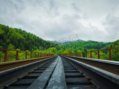 横穿摄影照片_火车、自然、风景、轨道