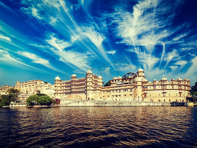 复古的效果过滤了从湖面上看到的城市宫殿的潮人风格形象。印度拉贾斯坦邦乌代布尔。拉贾斯坦邦乌代普斯城市宫殿