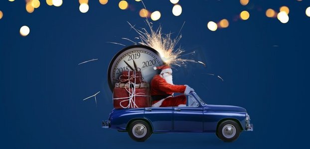 倒计时蓝色摄影照片_圣诞倒计时到了。在汽车的圣诞老人提供新年礼物和时钟在蓝色背景。圣诞老人倒计时车