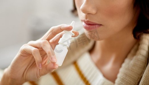 鼻炎、医学和保健概念-使用喷鼻剂关闭生病的妇女。人物特写美女