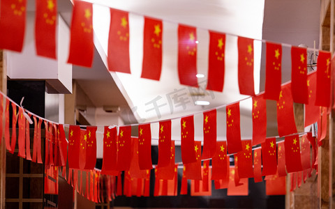 红色国旗爱国国庆节十月摄影图配图