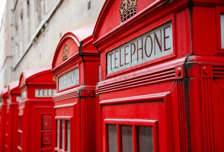 排五个经典的传统红色电话亭，伦敦，英国