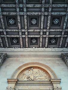 英国剑桥菲茨威廉博物馆入口处美丽的天花板。