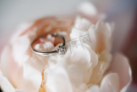 带有结婚装饰的结婚戒指