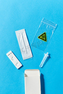医学，自我检测和流行病概念—蓝色背景冠状病毒鼻腔检测试剂盒。蓝色冠状病毒鼻腔自检试剂盒
