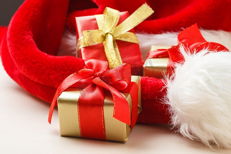 周年福礼摄影照片_节日，礼物，圣诞节的概念。红色和金色的小盒子与礼品系蝴蝶结