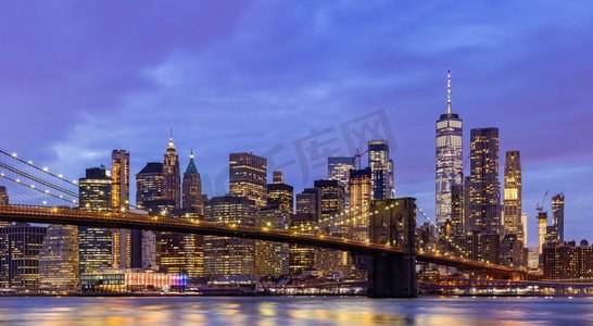nyc摄影照片_全景布鲁克林桥与较低的曼哈顿摩天大楼建筑为纽约市在纽约州NY，美国