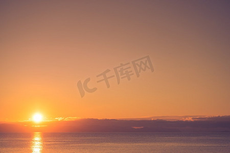 希腊海岸线清晨太阳升起，希腊伯罗奔尼撒。美丽的山水自然风光。日出时分的希腊海岸伯罗奔尼撒