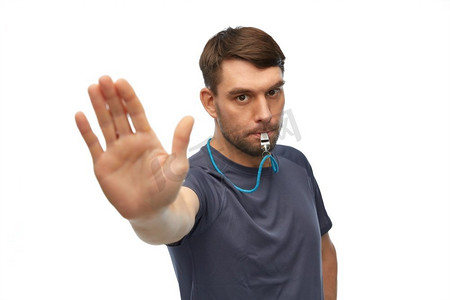 健身,运动和健康的生活方式概念-男教练或裁判吹口哨,并在白色背景上