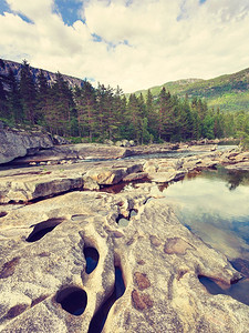 夏天挪威山河的美丽景色。夏日山河美景