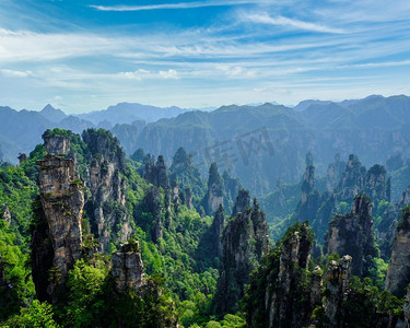 湖南背景摄影照片_中国著名的旅游景点——中国湖南武陵源张家界石柱崖山。中国张家界山脉