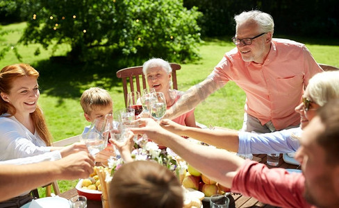 庆祝、节假日和人的概念-幸福的家庭有节日晚餐或夏季游园会。家庭庆典或夏季游园会