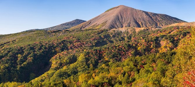 全景秋天秋天树叶在万代的山Azuma地平线在万代山在福岛东北日本