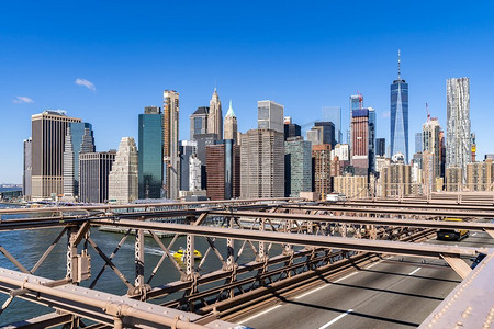 空中曼哈顿下摩天大楼建筑从布鲁克林大桥在纽约市，纽约州纽约，美国
