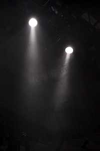 照亮黑暗摄影照片_光线照亮了音乐会现场。
