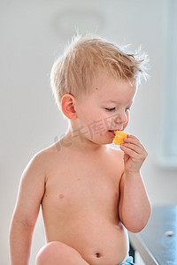 可爱水果2摄影照片_2岁男孩吃橘子果