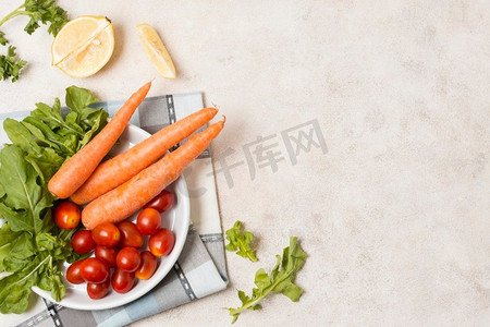 餐盘美食美食摄影照片_顶视图胡萝卜西红柿盘