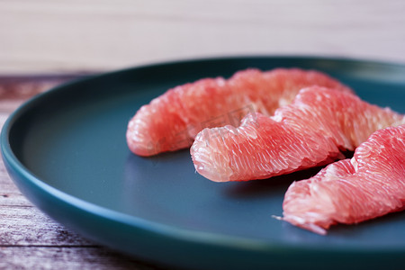血柚摄影照片_蓝色盘子里的血柚果肉