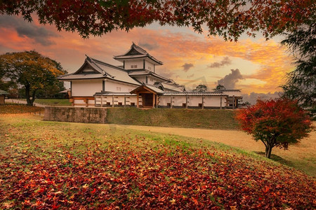 秋天，日本金泽，金泽城堡公园的日落。日本金泽金泽城堡公园秋景
