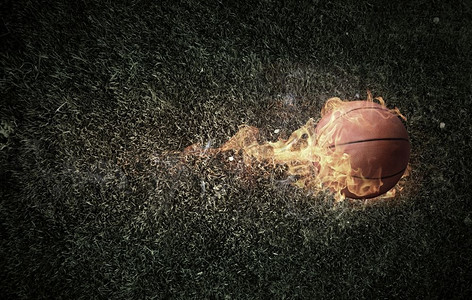 黑暗背景下的火球火焰。混合媒体。篮球比赛概念