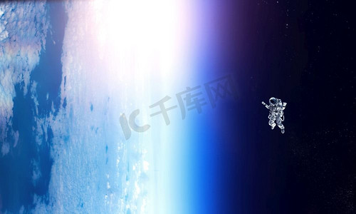 宇航员在地球上空的太空中。美国国家航空航天局提供的这张图片的元素。混合媒体。探索外太空。混合介质