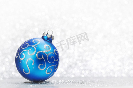 轻卡摄影照片_圣诞装饰球在轻银散景背景