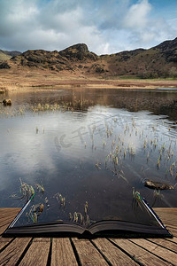 书山摄影照片_令人惊叹的日出风景图像的布莱塔恩在英国湖区出来的页面在故事书