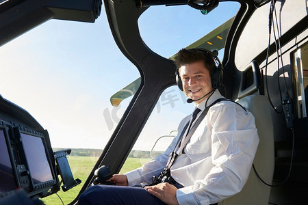 男性直升机飞行员在飞行前驾驶舱的肖像