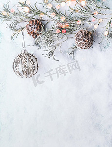 圣诞节背景与葡萄酒小玩意儿，冻结的分支和圆锥在雪与bokeh，顶视图与拷贝空间为您的设计，边界