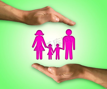 人寿保险背景摄影照片_两只手在保护家人的位置。家庭人寿保险