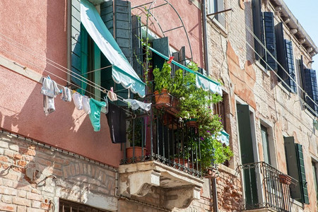 意大利威尼斯建筑中的上层圆形或阳台。美丽华丽的传统民居..意大利的威尼斯建筑