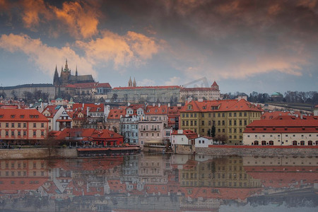 捷克布拉格有伏尔塔瓦河和圣维图斯大教堂的老城区建筑的夏季风景全景