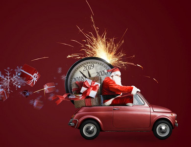 圣诞节倒计时到了。汽车上的圣诞老人在送新年礼物，红色背景下的时钟。汽车上的圣诞老人倒计时