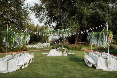 餐饮大气摄影照片_在花园宴会的婚礼装饰元素，大气的装饰