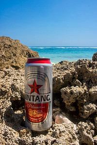 在美丽的夏日海滩上喝啤酒照片。在美丽的夏日海滩上喝啤酒
