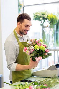 人、企业、销售和花店概念—快乐微笑的花店人在花店做束微笑的花店人做束在花店