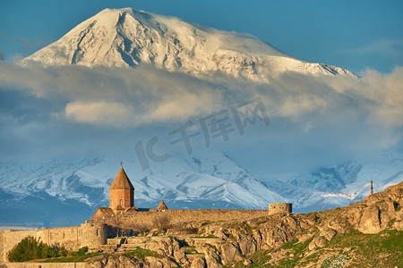 成立摄影照片_亚美尼亚的古城堡修道院Khor Virap，背景是阿拉拉特山风景。它成立于公元642-1662年。