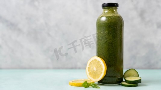 美味水果柠檬摄影照片_美味的柠檬黄瓜绿色饮料