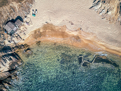 在吊床的人在一个美丽的海滩鸟瞰无人机拍摄，西托尼亚，希腊