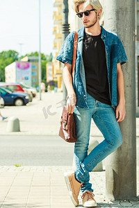 太阳镜摄影照片_ 衣服，时尚，潮人，牛仔裤