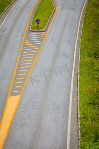 顶视图在挪威现代灰色道路与黄色油漆在两个不同的方向。现代灰路顶视图