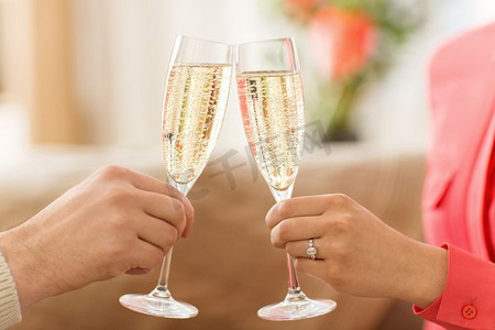 情侣红酒杯(情侣红酒杯容量)