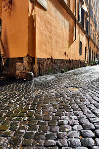 鹅卵石砖铺湿街在罗马 