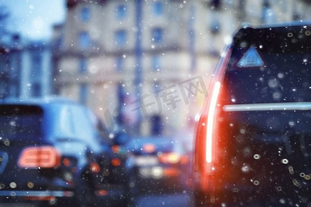 雪街摄影照片_模糊的运输背景雪/交通在冬天的公路，季节性汽车概念，模糊的汽车纹理，交通堵塞