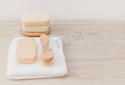 肥皂毛巾木质桌面