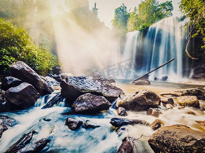 复古金边摄影照片_复古复古的效果过滤了时髦风格的热带瀑布金边Kulen，柬埔寨的图像。柬埔寨热带瀑布