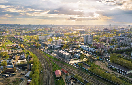 大城市春天的鸟瞰。火车站。白俄罗斯共和国首都明斯克的市容